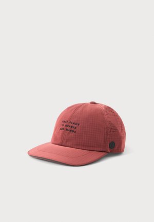 Casquette de baseball rouge avec texte imprimé en noir « Première place dans les cœurs et les esprits » et petits trous de ventilation sur le côté.