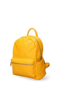 Zaino in pelle gialla con forma arrotondata, superficie texturizzata, tasca con zip frontale e maniglia superiore per il trasporto.