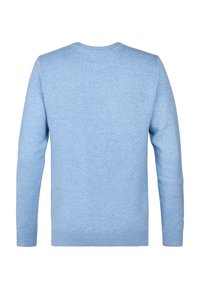 Lichtblauwe gebreide trui met lange mouwen, ronde hals en ribbelmanchetten. De textuur lijkt zacht en licht gemêleerd.