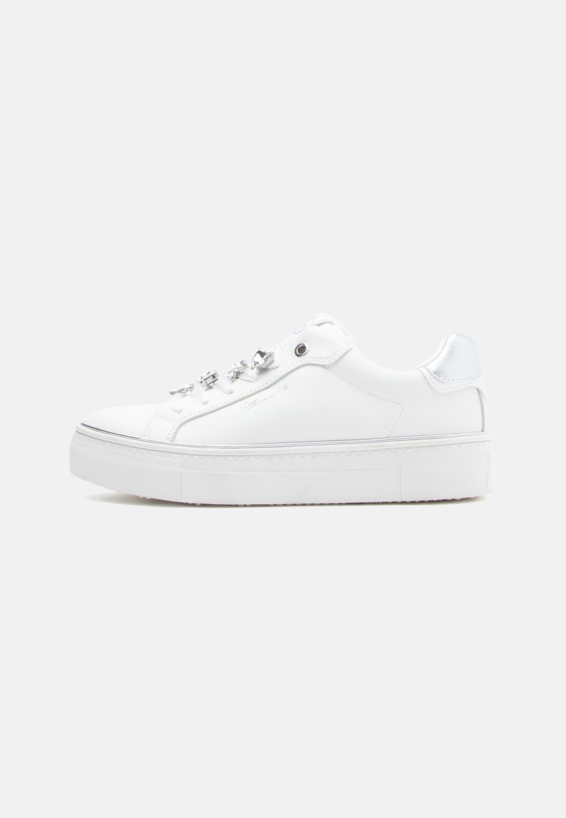 Weißer Sneaker mit glattem Lederobermaterial, runder Zehenpartie, Metallösen und strukturiertem Gummisohle. Verfügt über einen dezenten silbernen Akzent an der Ferse.