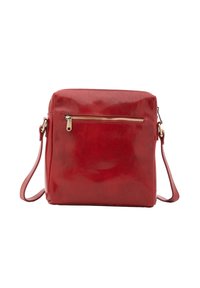 Borsa a tracolla in finta pelle rossa con una texture liscia, forma quadrata, tasca anteriore con zip e tracolla regolabile. Dettagli in hardware color oro.