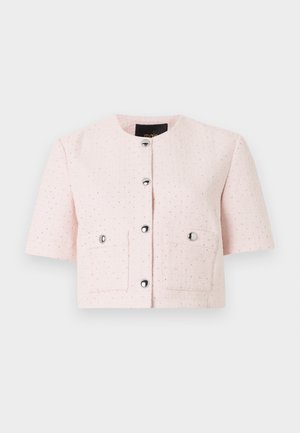 Veste texturée rose clair à manches courtes avec encolure ronde, boutons argentés sur le devant et deux poches à rabat avec fermeture par bouton.