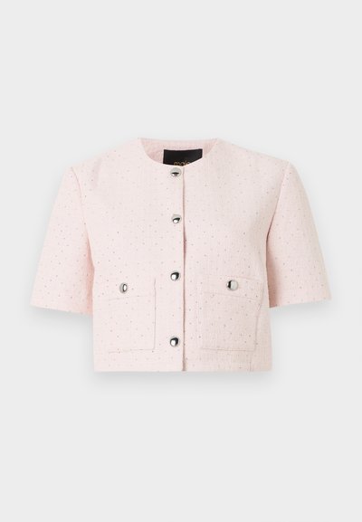 Veste texturée rose clair à manches courtes avec encolure ronde, boutons argentés sur le devant et deux poches à rabat avec fermeture par bouton.