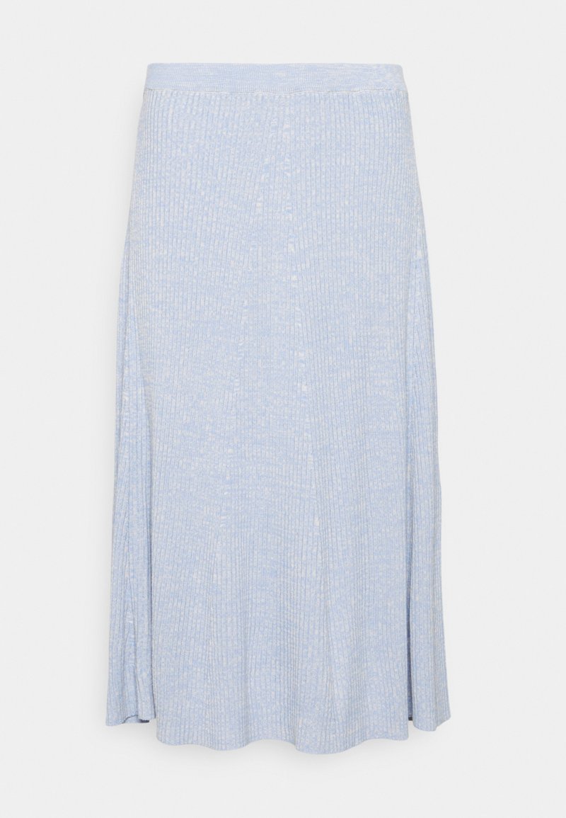 Saia midi azul-claro canelada com uma textura suave, apresentando uma cintura ajustada e uma bainha rodada, desenhada com finas riscas verticais.