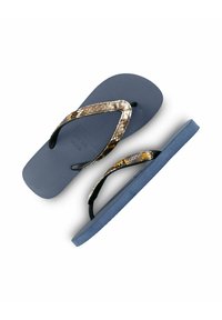 Des tongs bleues avec une semelle texturée, présentant une bride en motif serpent métallisé avec des accents dorés et noirs.