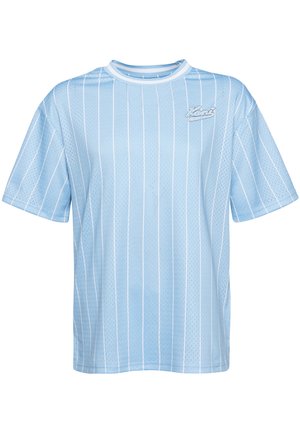 Camiseta deportiva de manga corta de malla azul claro con delgadas rayas verticales blancas y un pequeño logo blanco en la parte superior izquierda del pecho.