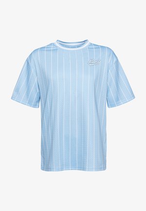 Camiseta deportiva de manga corta de malla azul claro con delgadas rayas verticales blancas y un pequeño logo blanco en la parte superior izquierda del pecho.