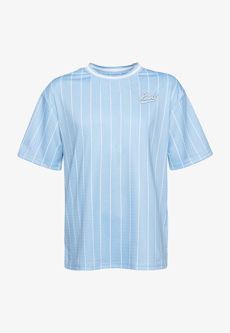 Camiseta deportiva de manga corta de malla azul claro con delgadas rayas verticales blancas y un pequeño logo blanco en la parte superior izquierda del pecho.