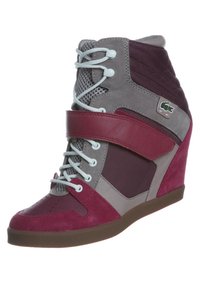 Wysokie sneakersy na koturnie w kolorze burgundowym, szarym i jasnoróżowym; posiadają siateczkowe panele, zapięcie na sznurówki oraz detal w postaci rzepu.