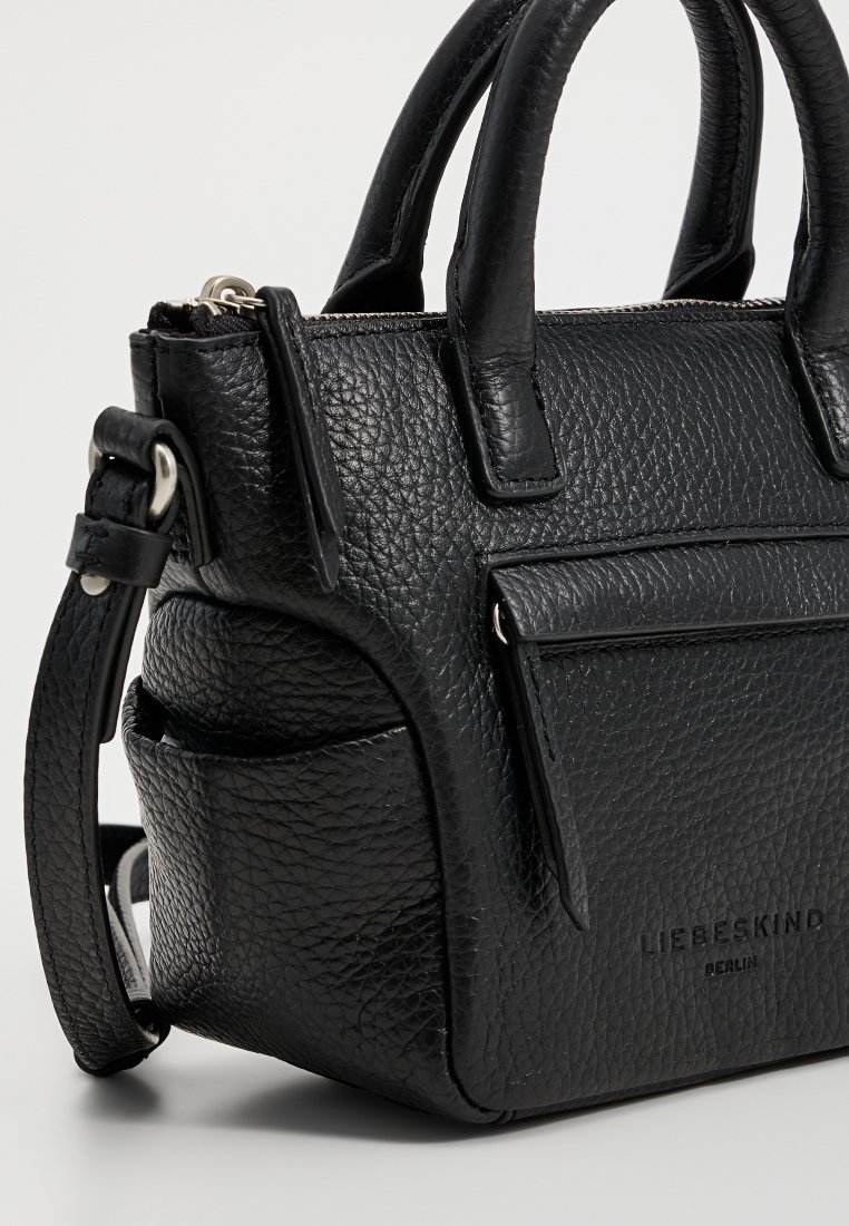 Czarna skórzana torebka z teksturowaną powierzchnią, podwójnymi uchwytami u góry, zapięciem na zamek błyskawiczny oraz przednią kieszenią z delikatnie wytłoczonym logo.