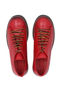 Rode leren schoenen met een afgeronde vorm, voorzien van goudkleurige veters en zwarte rubberen zolen. Glad van textuur met minimale stikdetails.