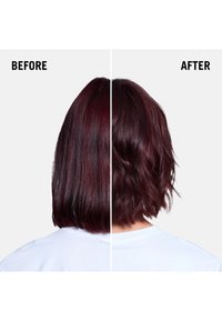 Axellångt hår, mörk burgundyfärg, visas i två stilar: vänster är rakt, höger har lösa vågor. Vit bakgrund, textetiketter "FÖRE" och "EFTER".