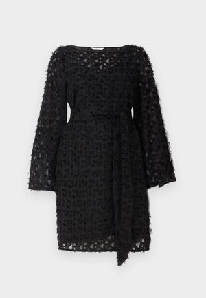 Mustmust valmistatud tekstureeritud kangast, millel on lillemuster, pikad varrukad ja vöö, mis on kinni seotud vöökohtadel.