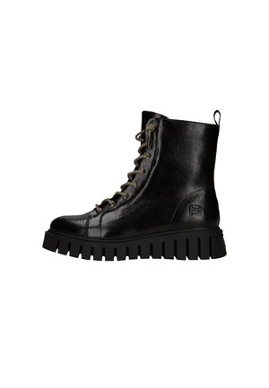 Glanzende zwarte leren vetersneaker met dikke geribbelde zool en trek lus aan de achterkant.