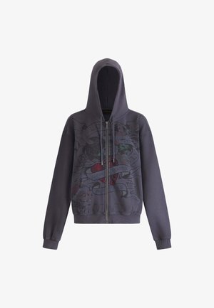 Sudadera con cremallera de color gris y capucha. Presenta diseños impresos, incluyendo un corazón rojo y texto. Fabricada en material suave con puños acanalados.