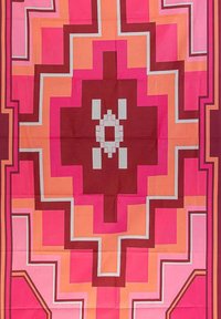 Tessuto a motivo geometrico con vivaci sfumature di rosa, rosso e arancione, con contorni grigi a contrasto. Design simmetrico con un motivo centrale.