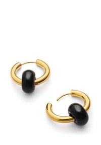 Gouden oorringen met een zwarte, ovale kraal in het midden. De ringen hebben een gladde, gepolijste afwerking.