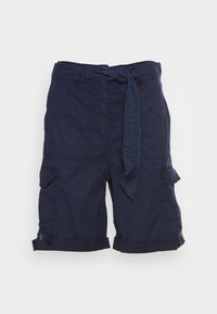 Marineblauwe cargoshorts van lichtgewicht stof, met opgerolde zomen, meerdere zakken en een stoffen riem voor aanpassing.