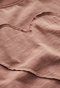 Next SHORT SLEEVE APPLIQUÉ - REGULAR FIT - T-shirts print - brown