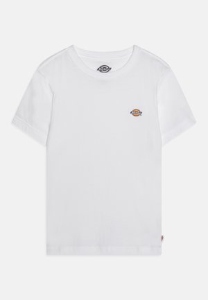 Witte T-shirt met korte mouwen van katoen. Heeft een klein geborduurd logo op de borst in oranje, blauw en zwart. Klassiek crew neck ontwerp.