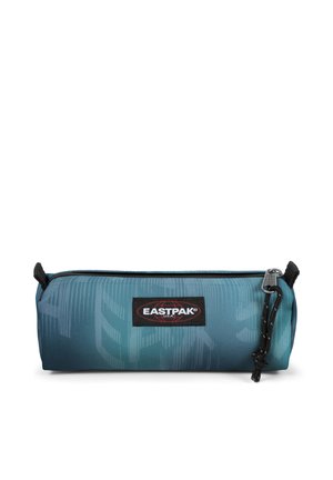 Estuche cilíndrico azul verdoso con parche del logo Eastpak negro, cremallera negra y cordón de tirador sobre fondo blanco.