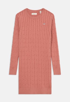 Abito in maglia a trecce di colore corallo, con scollatura rotonda e maniche lunghe. Include un dettaglio del logo sul petto. Tessuto morbido.