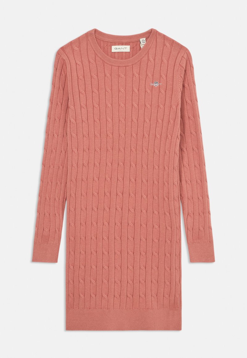 Vestido de malha em ponto de corda na cor rosa coral, com decote redondo e mangas longas. Apresenta detalhe do logo no peito. Textura suave.