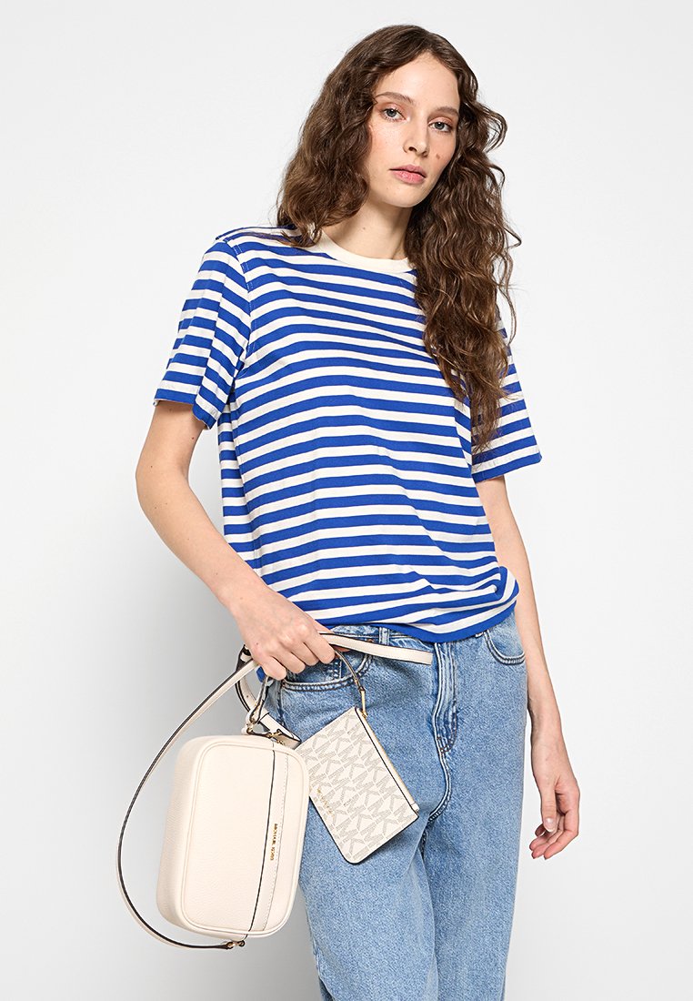 Gestreiftes blau-weißes T-Shirt mit Rundhalsausschnitt, kombiniert mit hellblauen Jeans und einer cremefarbenen Umhängetasche mit strukturiertem Design.