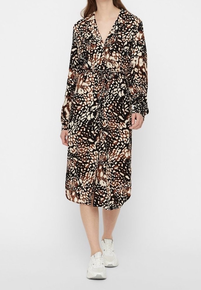 Abito lungo con bottoni, realizzato in tessuto nero, caratterizzato da una stampa animale astratta nei toni del tan e della crema, con maniche lunghe e vita cinte.