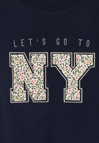 Navy Sweatshirt mit dem Text "LET'S GO TO NY" in floral gemusterten Buchstaben, einem gestickten Rand und einem Rundhalsausschnitt.
