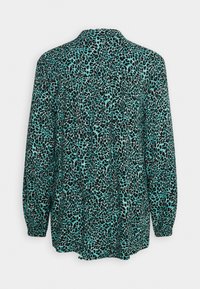 Camicia a maniche lunghe in teal con stampa leopardata nera, dotata di colletto e vestibilità morbida. Tessuto strutturato con una caduta fluida.