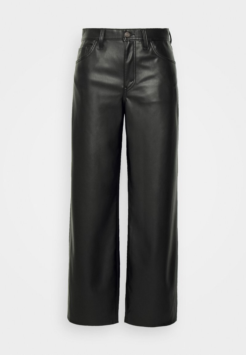 Zwarte hoge taille wijdpijpen faux leren broek met een knop aan de voorkant, ritsluiting, ceintuurlussen en zijzakken op een witte achtergrond.
