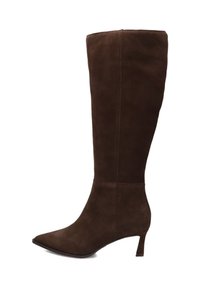 Bota de ante marrón de caña alta con puntera afilada y un tacón delgado y modesto. Presenta una textura suave y un diseño sin costuras para un aspecto elegante.