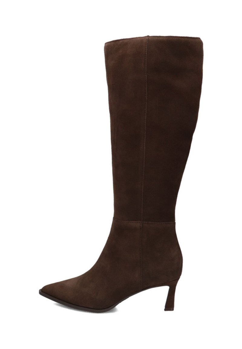 Bota de ante marrón de caña alta con puntera afilada y un tacón delgado y modesto. Presenta una textura suave y un diseño sin costuras para un aspecto elegante.