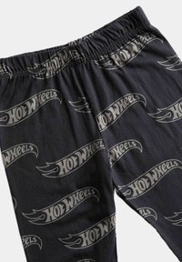 Zwarte pyjamabroek met een elastische tailleband, voorzien van een herhalend grijs "Hot Wheels" logo en vlamaccenten door het geheel.