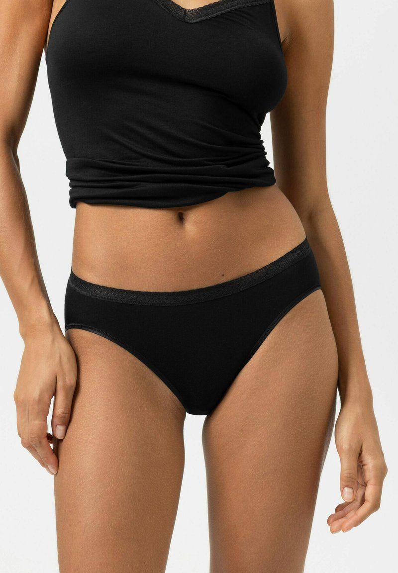 Zwarte katoenen bikini onderbroek met een gladde textuur, elastische tailleband en subtiele stikseldetails. Lichaamsbedekkend ontwerp met een klassieke snit.