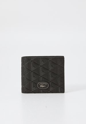 Portefeuille noir avec un motif géométrique en relief, plaque de logo embossée et forme rectangulaire compacte. Fabriqué en matériau durable.