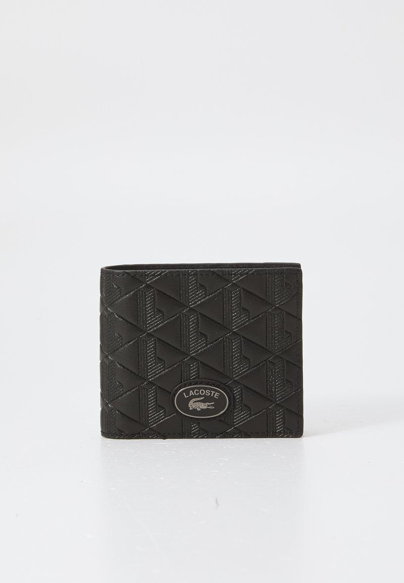 Portafoglio nero con un motivo geometrico testurizzato, piastrella con logo in rilievo e forma rettangolare compatta. Realizzato in materiale resistente.