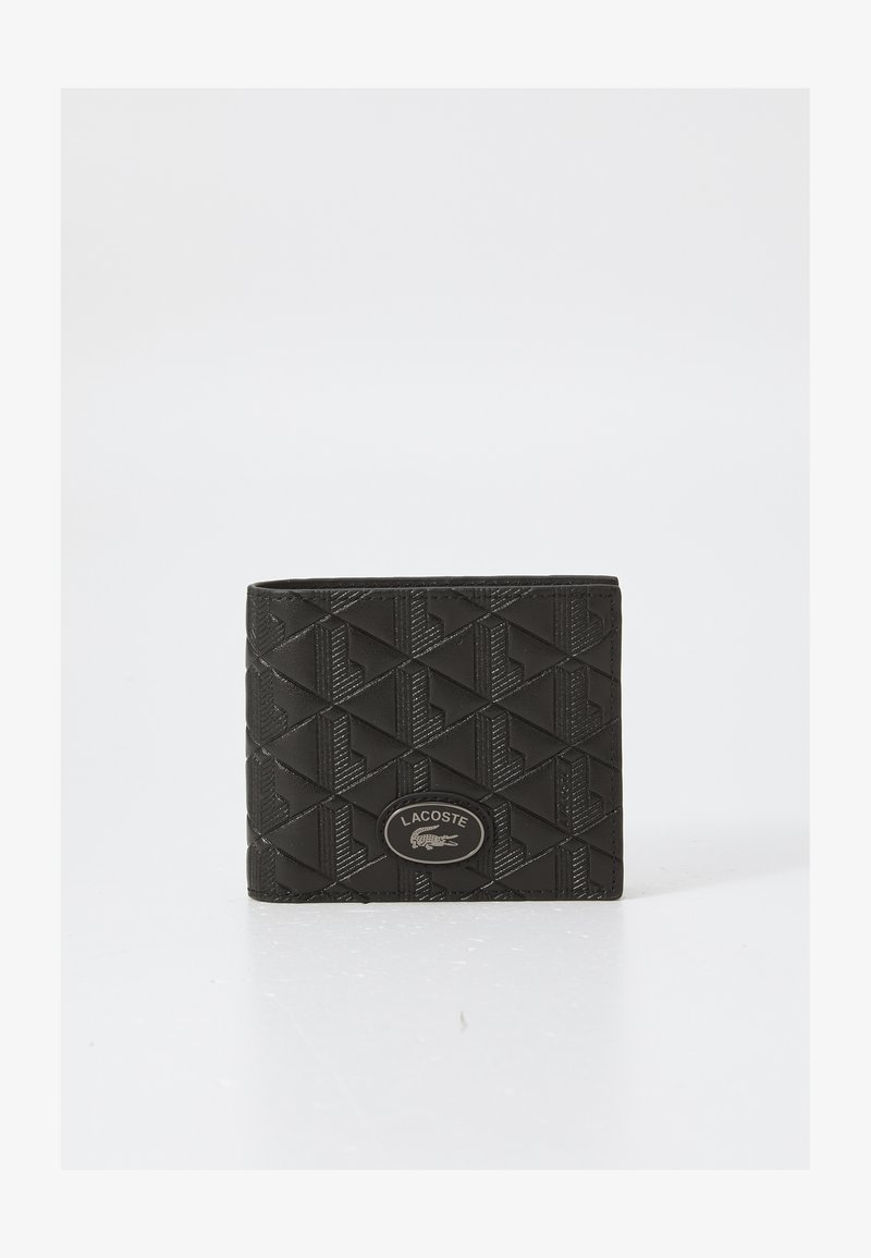 Juodas piniginė su tekstūruota geometrine raštine, įspaustu logotipu ir kompaktiška stačiakampio forma. Pagaminta iš patvarios medžiagos.