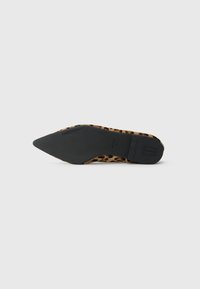 Sapato de salto alto com padrão de pele de leopardo, bico fino e solado preto. Apresenta uma superfície texturizada e um design elegante. Material durável utilizado.