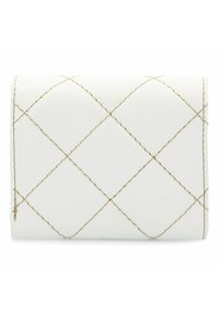 Portafoglio in pelle bianca con un motivo a diamante trapuntato e cuciture dorate. Forma rettangolare compatta con una texture liscia e un design minimale.