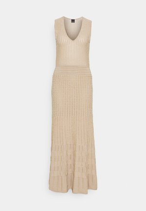 Beiges ärmelloses Maxikleid mit V-Ausschnitt und vertikalem, strukturiertem Streifenmuster auf weißem Hintergrund.