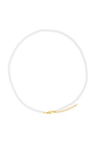 Collier de perles blanches avec un fermoir en or et une chaîne d'extension. Comprend des perles rondes et lisses avec une finition brillante.