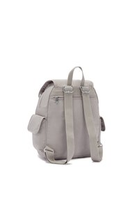 Šedý látkový batoh s nastavovacími popruhy, horním uchem, předními a bočními kapsami a stříbrnými kovovými detaily pro uzavření.