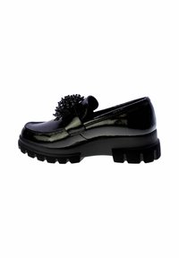 Mocassino in pelle patent nera con decorazioni di perline, punta arrotondata e suola in gomma spessa con scanalature profonde per una migliore aderenza.