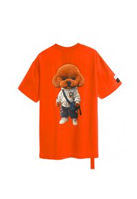 Camiseta roja de gran tamaño con un gráfico detallado de un perro esponjoso vestido con un chándal, llevando una mochila, zapatillas y una sudadera con capucha.