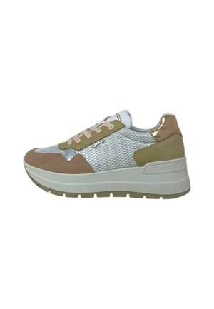 Sneaker leggero con tomaia in rete, dettagli in suede beige e verde, e dettagli metallici dorati sul tallone. Suola bianca spessa per un'altezza maggiore.