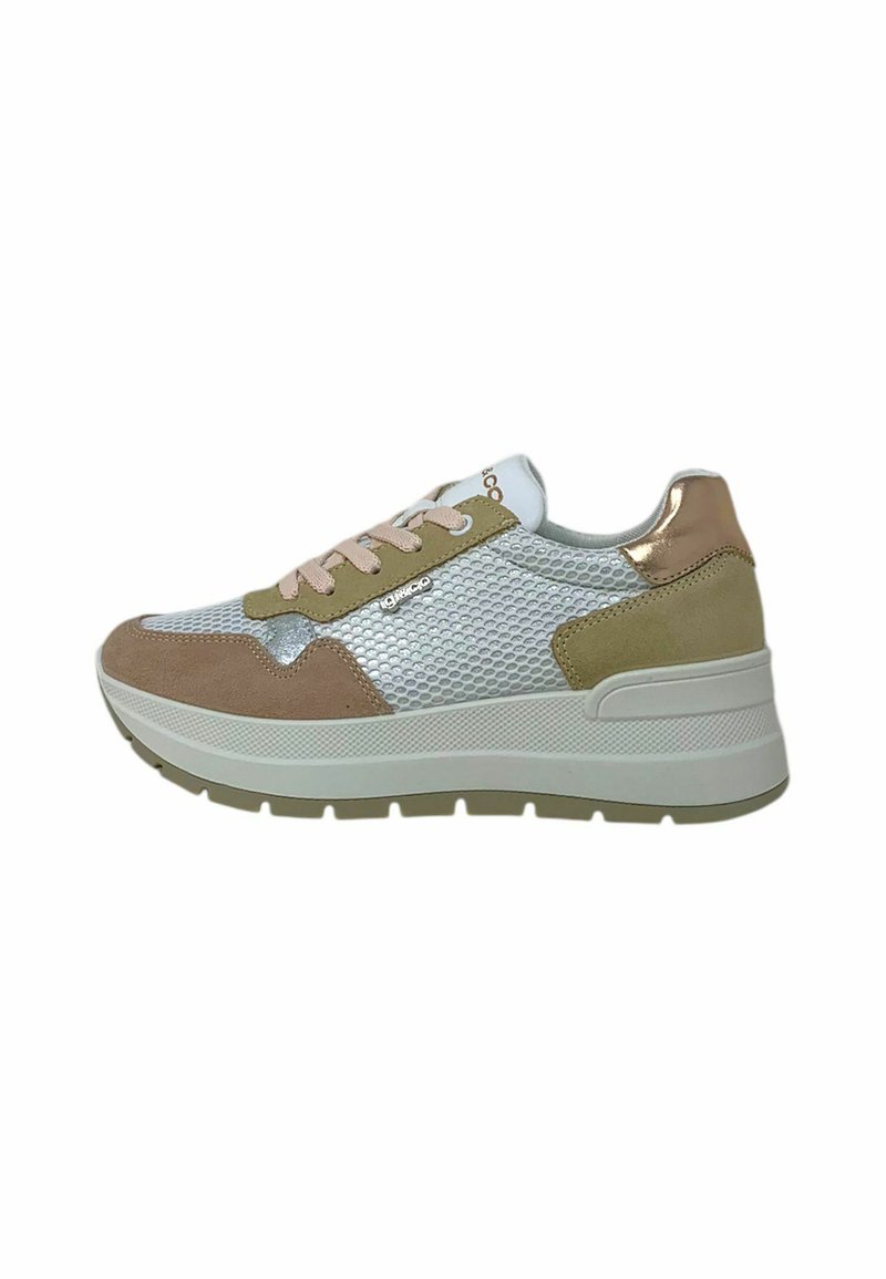 Sneaker leggero con tomaia in rete, dettagli in suede beige e verde, e dettagli metallici dorati sul tallone. Suola bianca spessa per un'altezza maggiore.