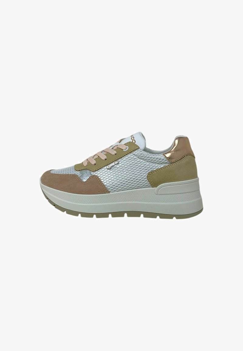 Sneaker leggero con tomaia in rete, dettagli in suede beige e verde, e dettagli metallici dorati sul tallone. Suola bianca spessa per un'altezza maggiore.