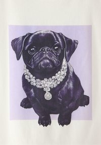 Svart mops som sitter med ett smycke av juveler på en lavendelfärgad bakgrund. Anmärkningsvärda egenskaper inkluderar glänsande stenar och en glansig päls.